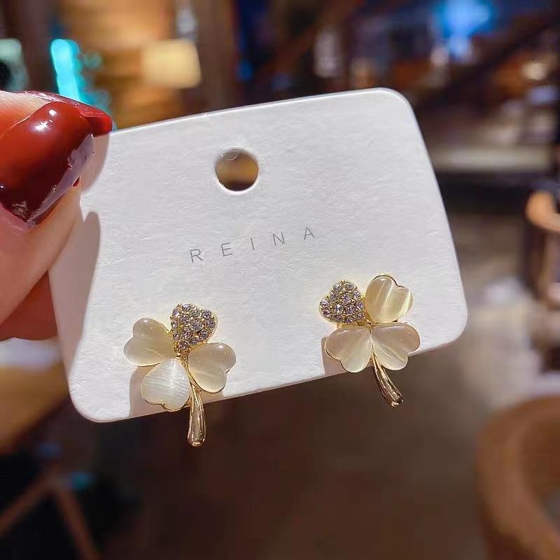 Elegante Ohrstecker in Katzenaugen-Optik mit vierblättrigem Kleeblatt - Einzigartiges Herzdesign für Frauen, modischer und anspruchsvoller Ohrschmuck.