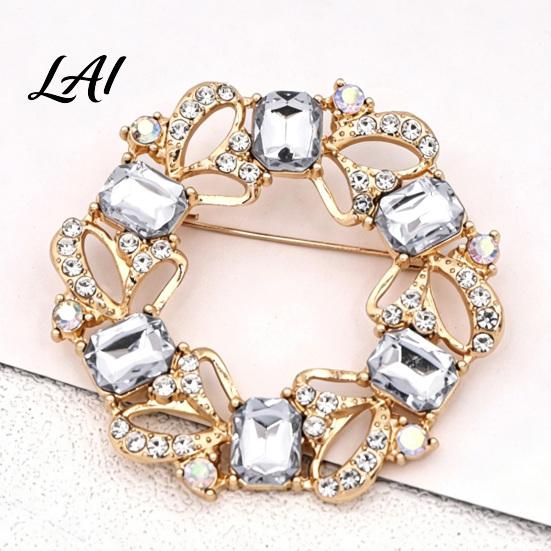 Golden Plated Alloy Brooch Women Rhinestone Hollow Wreath Brooch Dainty Decorative Badge Round Pin Pin Sweater Cardigan Coat Dress Jewelry