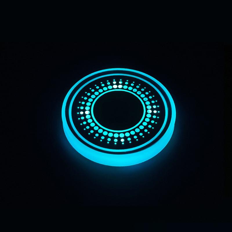 1 Stück Auto Tassenuntersetzer mit 7 Farben LED-Leuchten Getränkehalter Untersetzer Auto Leuchtender Wasseruntersetzer Universell für verschiedene Automodelle