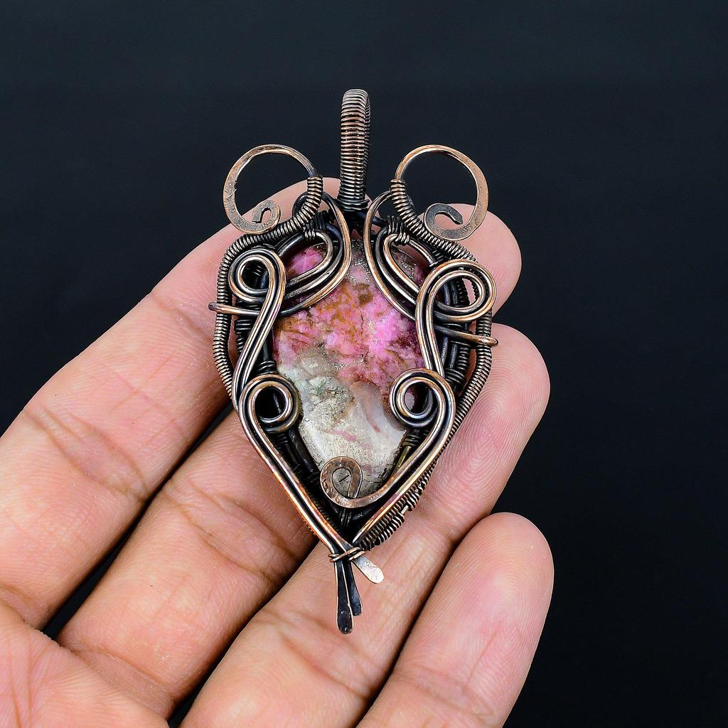 Rosa Kobalt-Anhänger aus 999er Kupferdraht, handgefertigtes Schmuckstück mit Edelsteinmotiv – das perfekte Geschenk zum Geburtstag