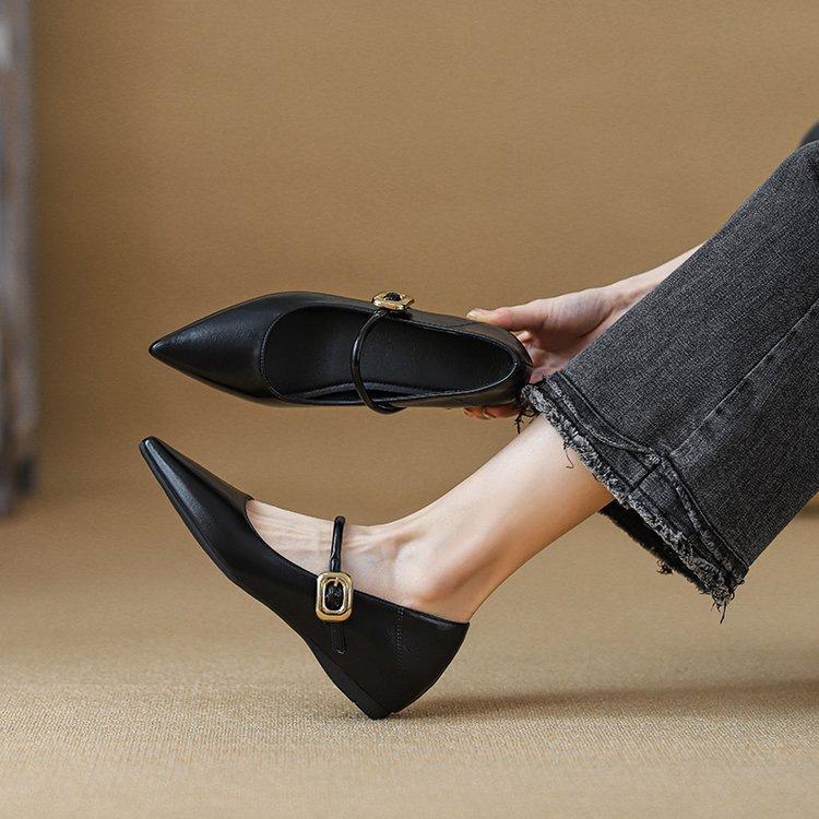 The Inner Height of the Pointed Tip Increases. Mary Jane Single Shoes Are New In Autumn with Soft Leather and Shallow Mouth Temperament.