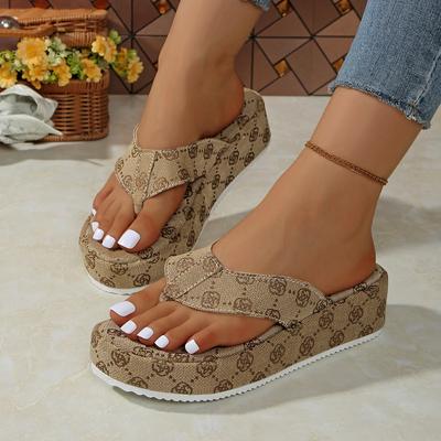2025 Nouvelles Pantoufles Femme Fête Fête Femme Chaussures de Plage Semelle Épaisse Pantoufles Couleur Unie Sandales à Plateforme Claquettes Femme