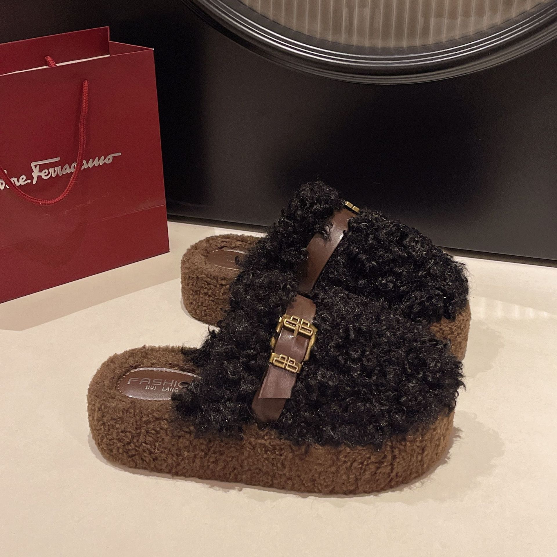 

Корейская версия тапочек на высоком каблуке с пушистой отделкой и пряжкой для ремня для женщин для ношения 2025 осень-зима новая легкая хлопковая шлепанка на толстой подошве 40 чёрный