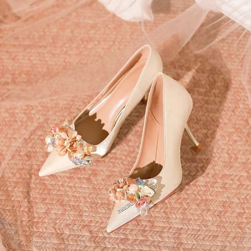 

Niche French gentle temperament flower high heels pointed single shoes women s 2025 new wedding shoes low heels are not tired 40