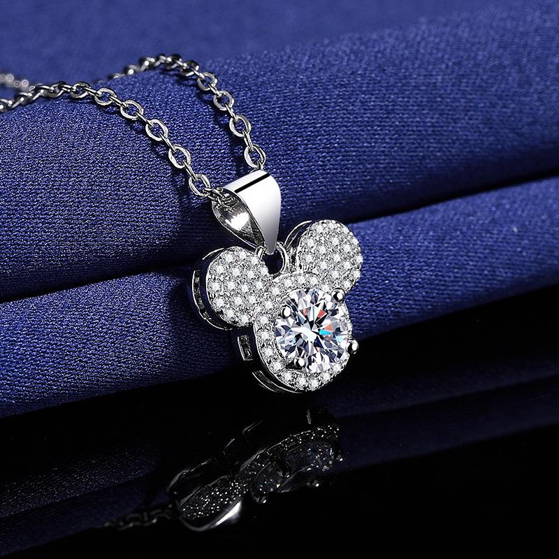 Colar com Pingente Mickey: Zircônia de 1 Quilate Oito Corações e Flechas, Pingente Redondo de Moda Feminina de Luxo.