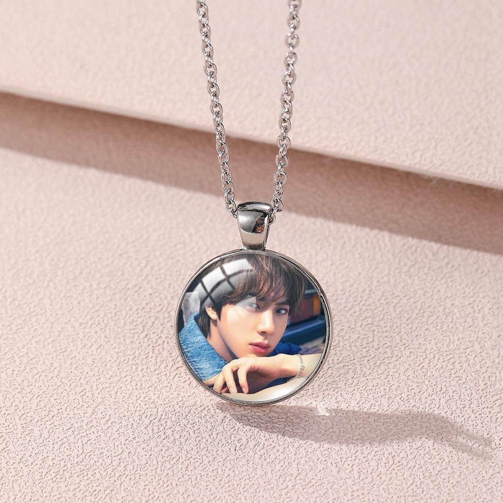 BTS Collana con Ciondolo Rotondo Logo & Foto di Gruppo, Collana Kpop Bangtan Boys, Gioiello Regalo per Fan ARMY