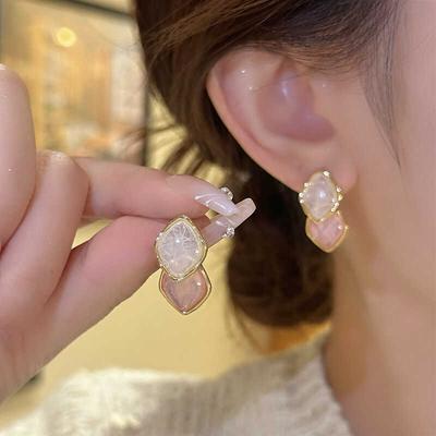 Pink Resin Rhombus Earrings, Small Fresh and Light Luxury, High-end Earrings, Fashionable and Versatile Temperament, Niche Earrings.