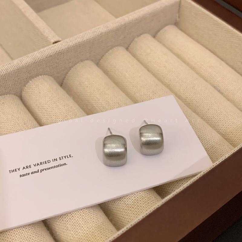 

Серьги-дуги из матового серебра S925 - Легкая роскошь, нишевый геометрический дизайн A1326 earrings серебряный