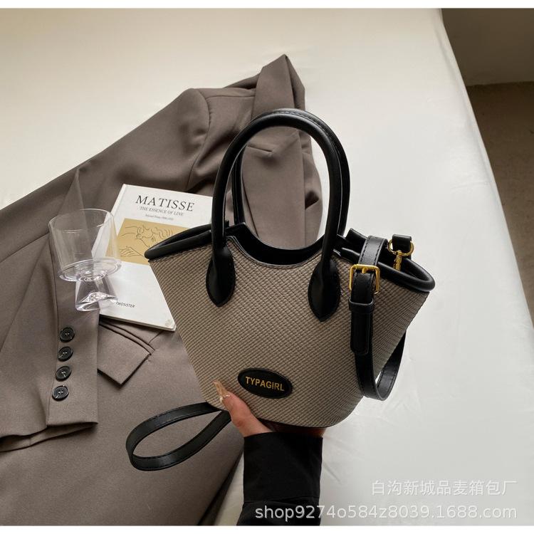 

This year s popular contrasting color niche bags women s 2025 new fashion versatile messenger bags textured portable bucket bags серый