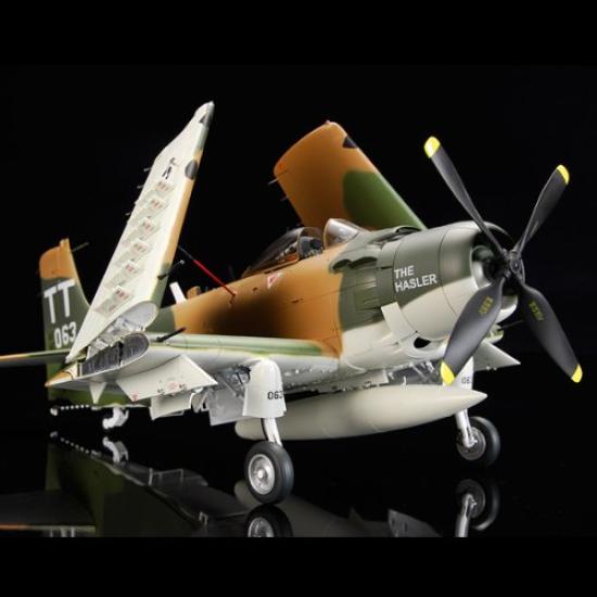 SWS Skyraider Air Force Type Injection Plastic Kit Zoukei-mura 1/32 A-1J