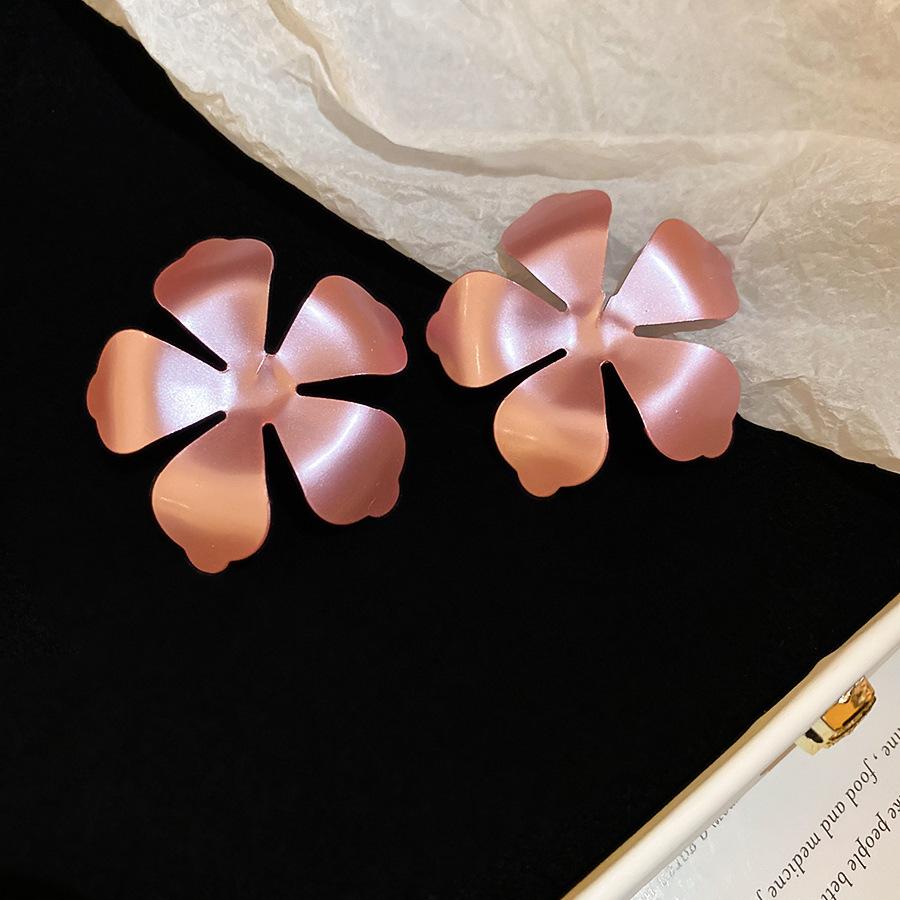 Silver Needle Pink Cubic Zirconia Flower Stud Earrings – Elegant & Delicate Accessories for Women.