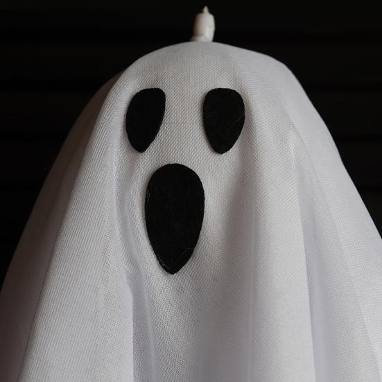 Yousheng Halloweenská závěsná dekorace duch Dynamický hororový efekt Snadná instalace Svítící závěsný duch Vnitřní venkovní ozdoba