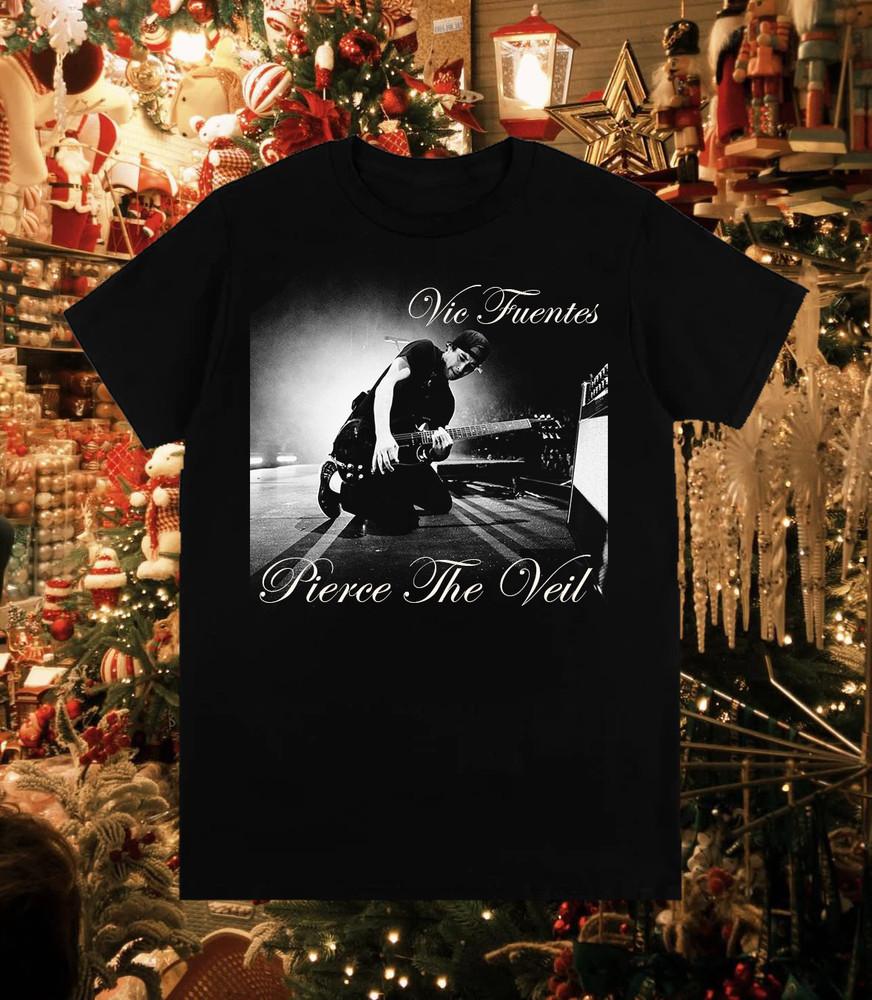 

Pierce The Veil Vic Fuentes in Live Tshirt S to 5XL NZL477 Unisex T-Shirt S