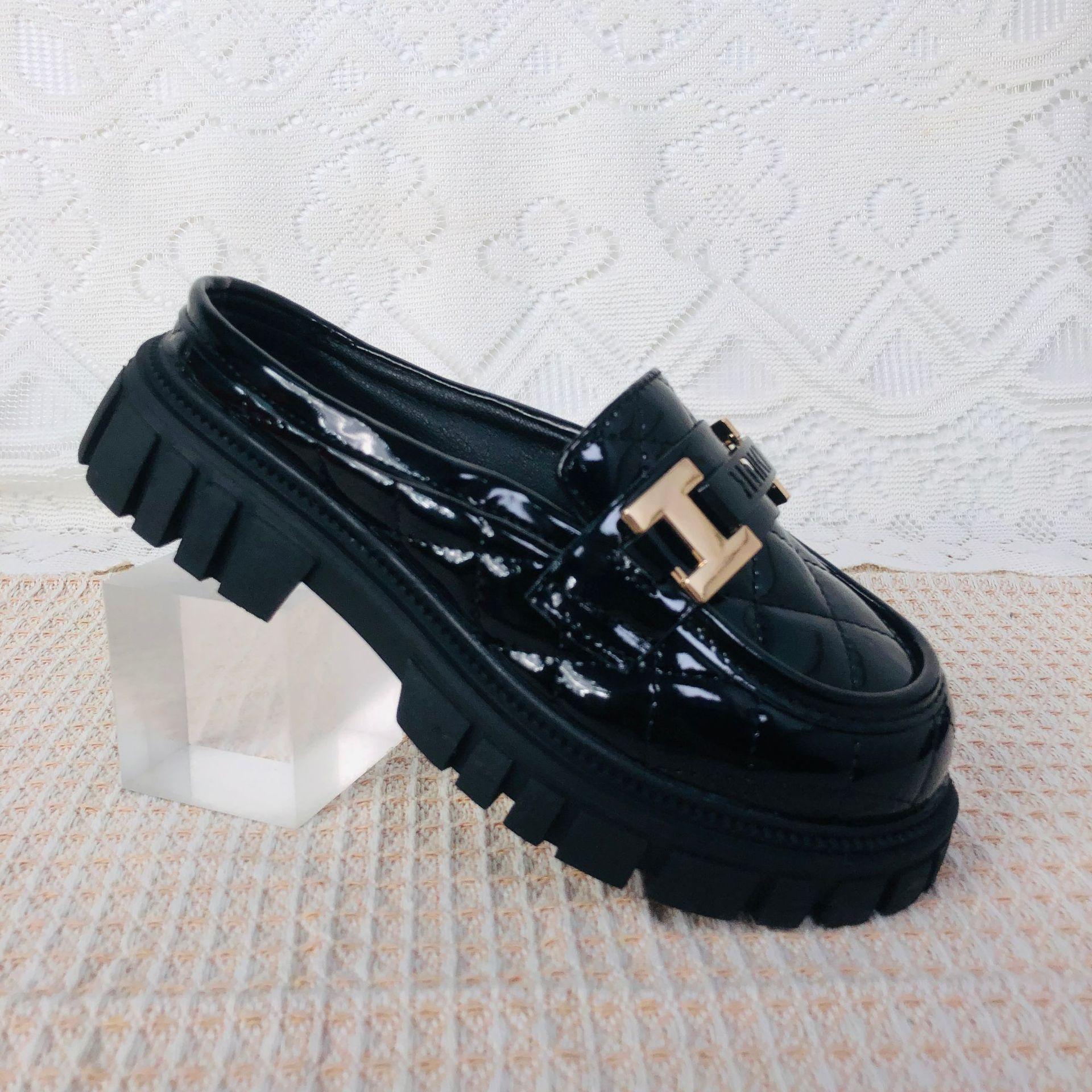 

2025 Новые Рождественские Корейские Клетчатые Глянцевые Детские Кожаные Тапочки Прямая Оптовая Продажа от Фабрики 42