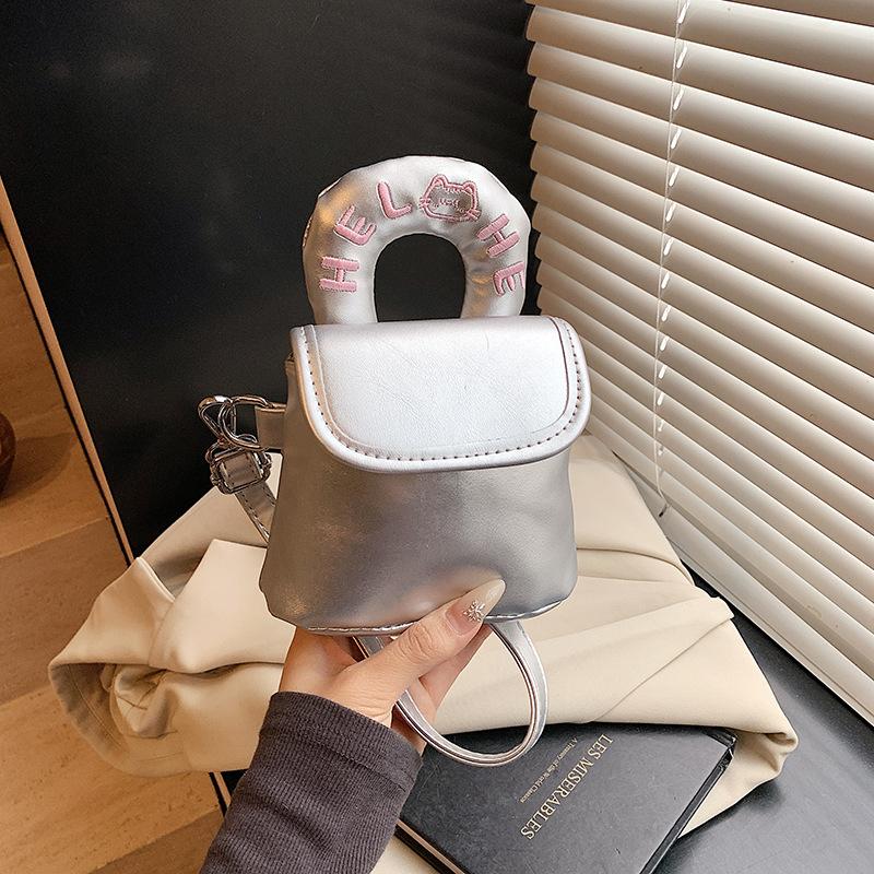 

Мини-сумка-квадрат в стиле Халлю, сумка-мессенджер нишевого дизайна, женский красный конверт с клапаном, простая и универсальная сумка. серебряный