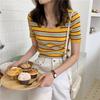 Koreanisches, energiegeladenes Mädchen, Sommer, schmale Passform und vielseitiges, bunt gestreiftes Strickhemd mit Rundhalsausschnitt, kurzärmeliges T-Shirt