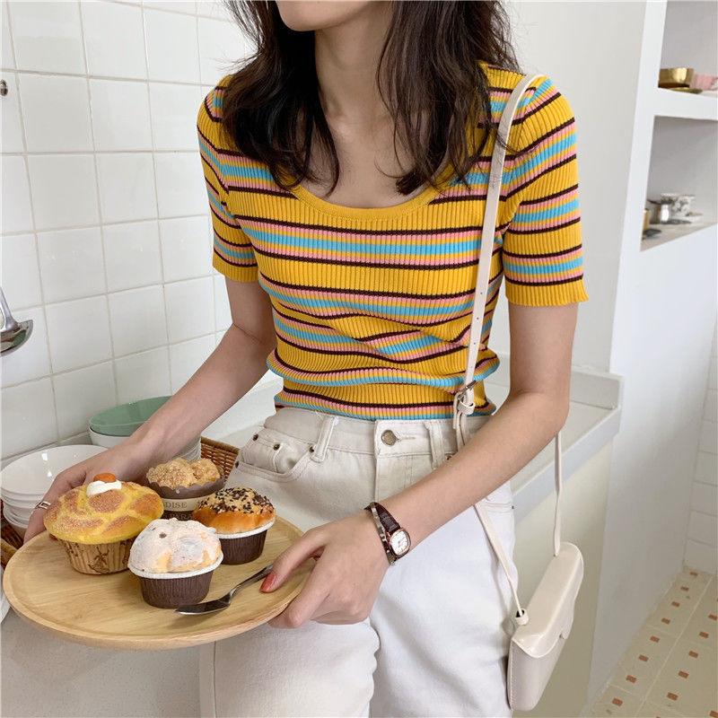 Koreanisches, energiegeladenes Mädchen, Sommer, schmale Passform und vielseitiges, bunt gestreiftes Strickhemd mit Rundhalsausschnitt, kurzärmeliges T-Shirt