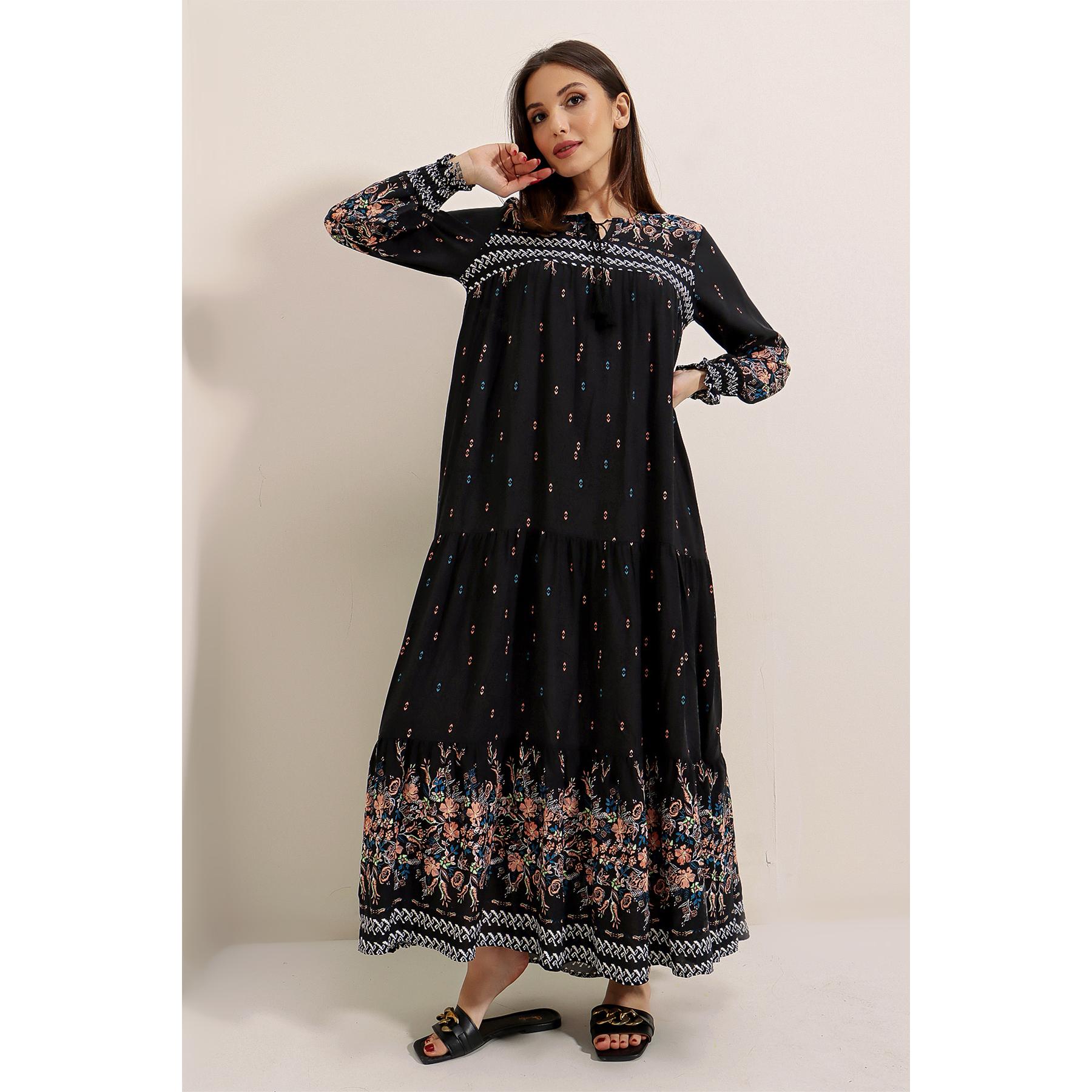 

Плиссированное длинное платье из вискозы с воротником и рукавами на шнуровке