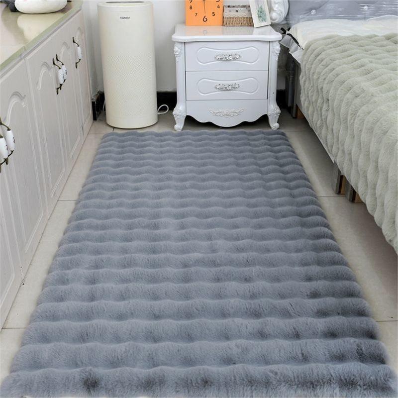 Trendiger Kurzflor-Teppich aus dickem Kunst-Kaninchenfell für Schlafzimmer und Wohnzimmer - Schmutzabweisend und mit samtiger Plüschtextur.