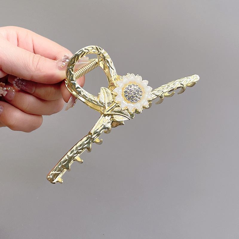 

Заколка для волос «Акула» с жемчугом и стразами «Лилия долины»