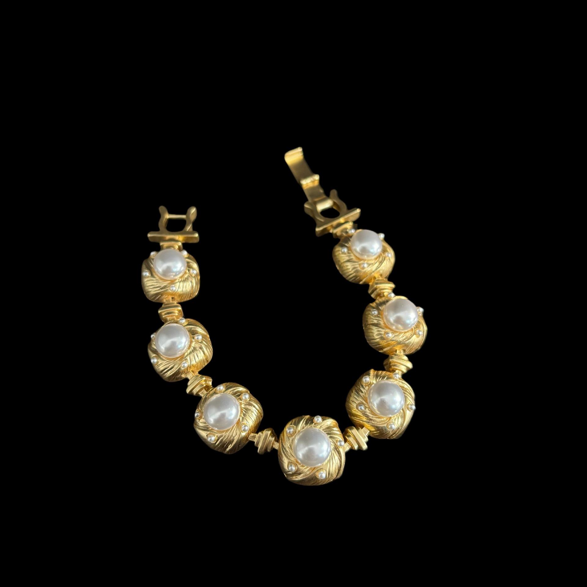 

Fashion Gilded Flower Virgin Mary Shell Chain Bracelet Light Luxury Versatile Set