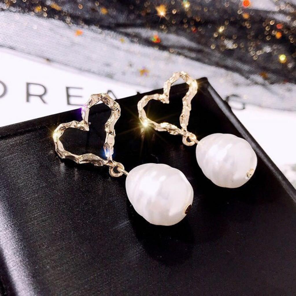 Temperament Imitation Pearl Hollow Heart Drop Earrings For Women Men Exquisite Metal Love Heart Irregular Pearl Earring Jewelry
