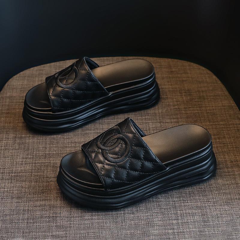 2025 summer Internet celebrity beach slippers women wear muffin thick bottom to increase temperament fairy style sandals high value