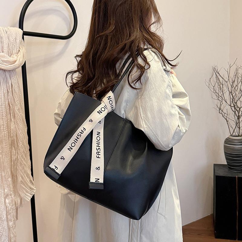 Textured large-capacity bag women's new niche design commuting to work personalized tote bag big bag