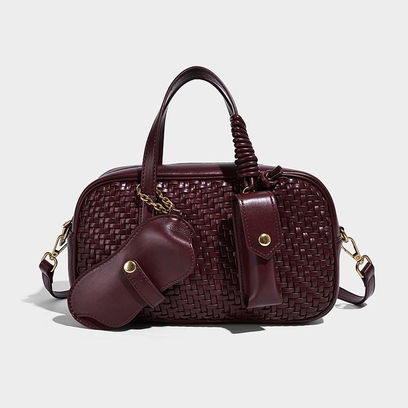 

Special-Interest Design Woven Boston Women s Bag 2025 Autumn and Winter New Fashion Bowling Bag High Sense Handbag вино красного