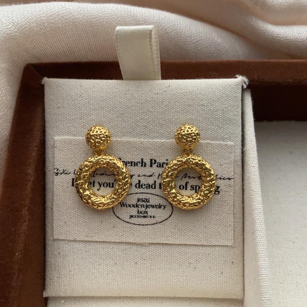 Classic Relief Texture Love Stud Earrings Three-Dimensional Versatile Retro Light Luxury Exquisite Daily Commuter Earrings