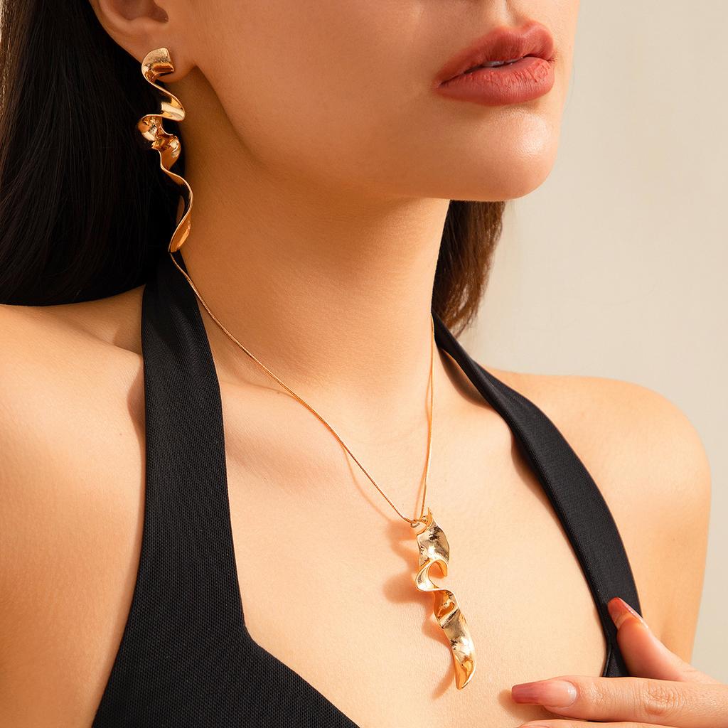 Cold wind twisted design necklace, spiral liquid metal necklace