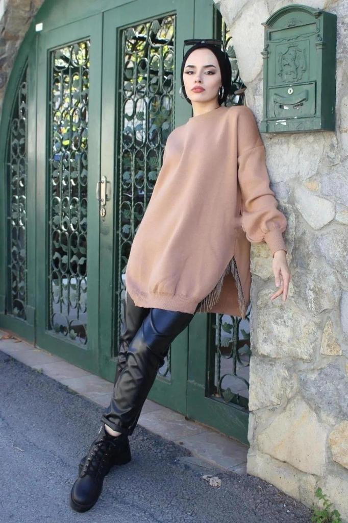 Langer Hijab-Pullover für Damen mit Rundhalsausschnitt, Ballonärmeln und Kette, detailliertem Schlitz