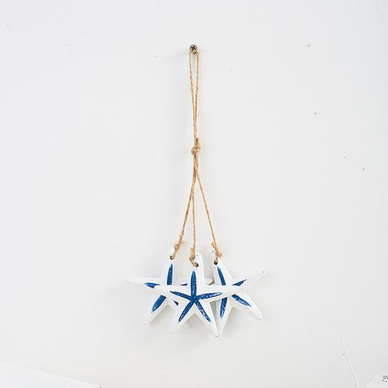 Rustikale Wanddekoration aus Holz im Küstenstil mit maritimen Strandmotiven, hängendem Ornament aus Juteseil, Seesternen, Meeresfischen und Segelboot – die perfekte Wanddekoration für Ihr Zimmer.