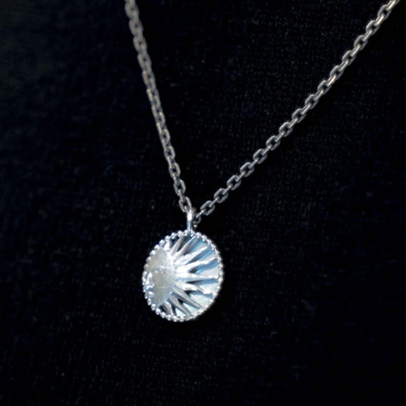 HARANG HR 68N_Mother of Pearl Sun Carved Necklace
