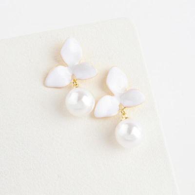 Women In Their 20s and 30s, Pure Pearl Petal Earrings