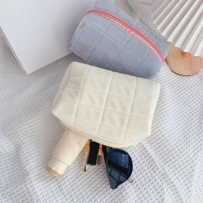 Plush Makeup Bag Travel Cosmetic Storage Bag Portable Zippered Cosmetic Organizer for Makeup Brushes Lotions Business Trip