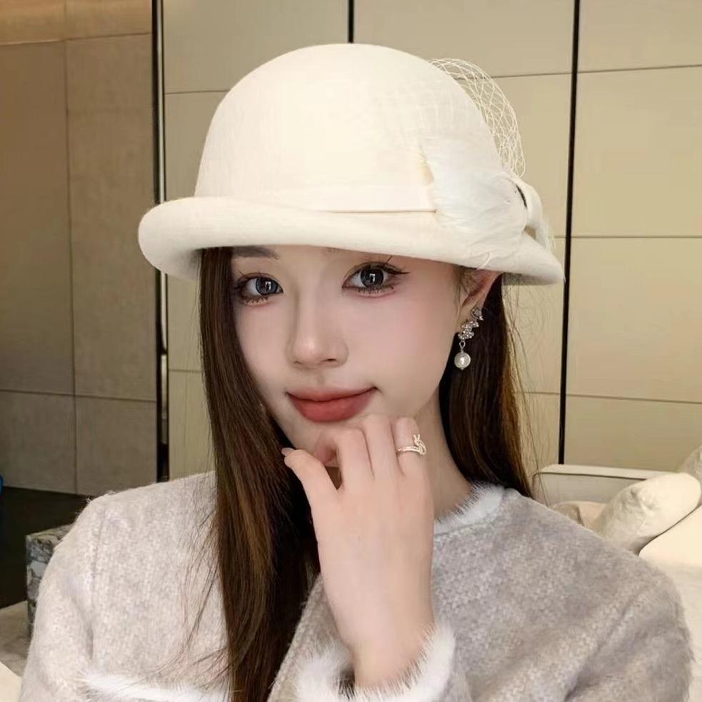 Autumn and Winter Hats Women's Retro Wool Beret British Top Hat Felt Hat Basin Hat Mesh Yarn Dome Elegant Feathers