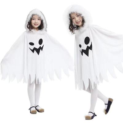Kinder Halloween Hexenkostüm: Weißer Umhang mit Fellkragen und Geister- und Elfendesign.