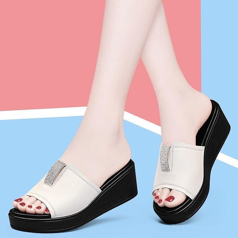 Slippers for Women Wearing Fashionable Sandals for Summer New Thick Soled Non Slip One-piece Slippers for Women