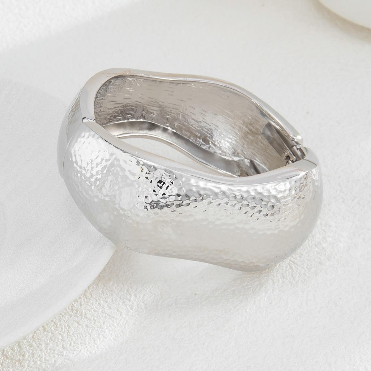 

Ювелирный дизайн Sense Hammer Нерегулярный широкий браслет Мода Ниша Текстура Sense Открытый браслет Браслет