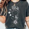 Maglietta da Gioco Outer Wilds, T-shirt Videogioco Indie di Esplorazione Spaziale, Maglietta Grafica Sci-Fi Retrò, Maglietta Unisex Regalo per Gamer di Avventura Cosmica