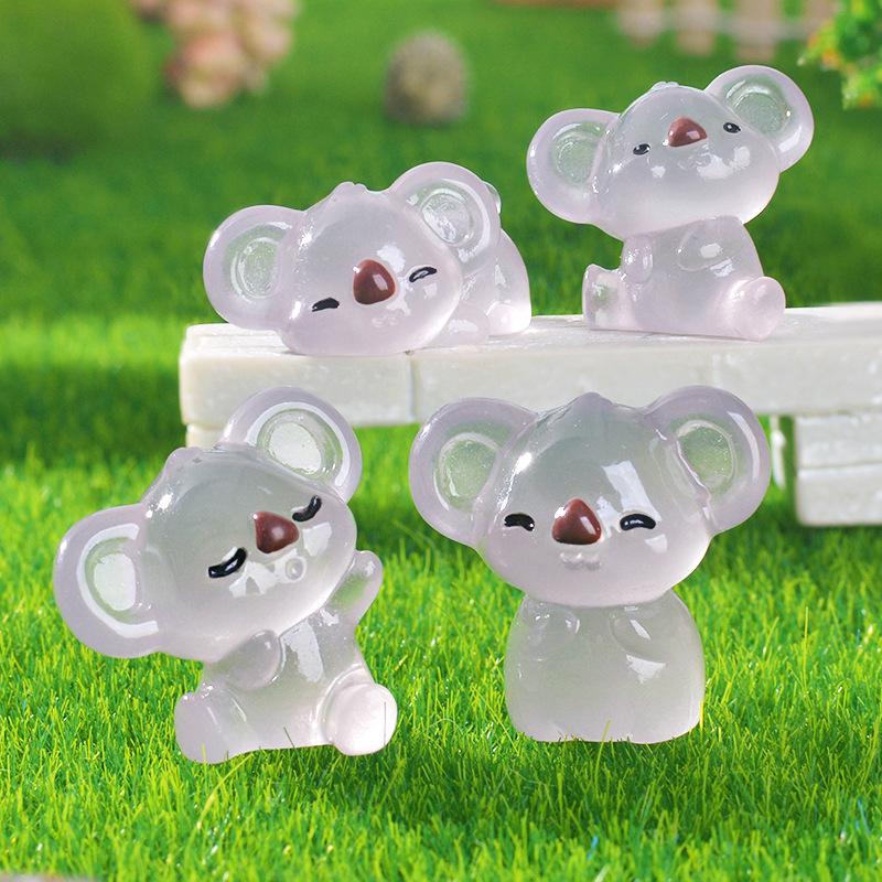 

Мультяшные светящиеся украшения коалы, креативные милые самодельные смоляные модели животных, светящиеся в темноте, 3D коала, микроландшафт, украшение дворовой комнаты