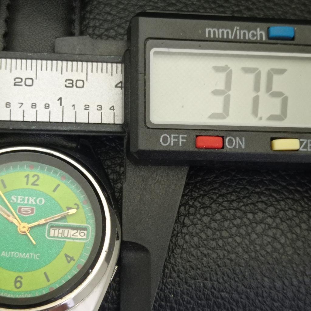 AUTOMATIC VINTAGE SEIKO 5 JAPAN 7009A MENS GREEN COLOR DIAL WATCH a702097-5 R208-a702097