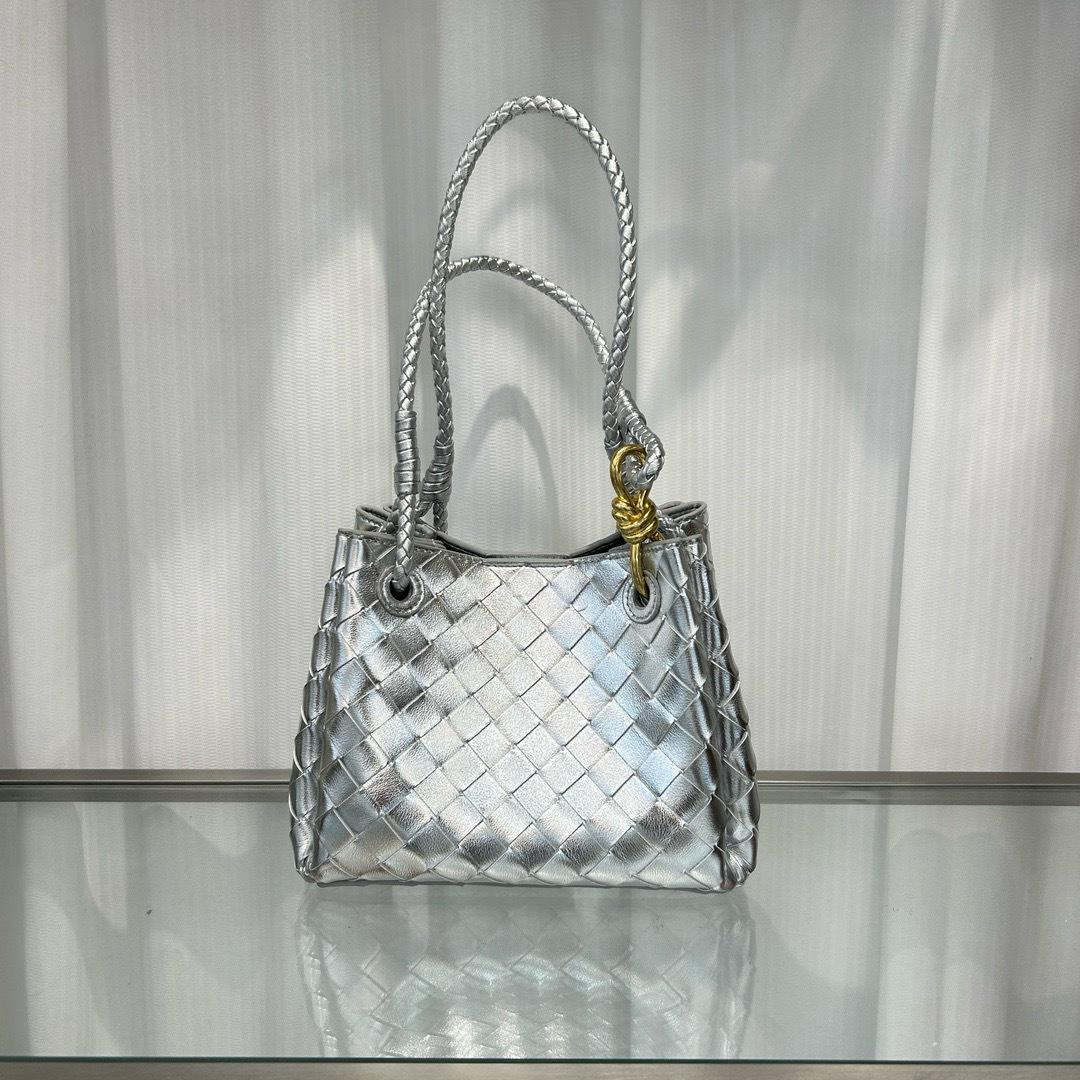 2025 Retro-Design Metallschnalle Gewebte Tragetasche - Hand- und Schultertasche mit großem Fassungsvermögen für Damen 21x15x15 cm silber