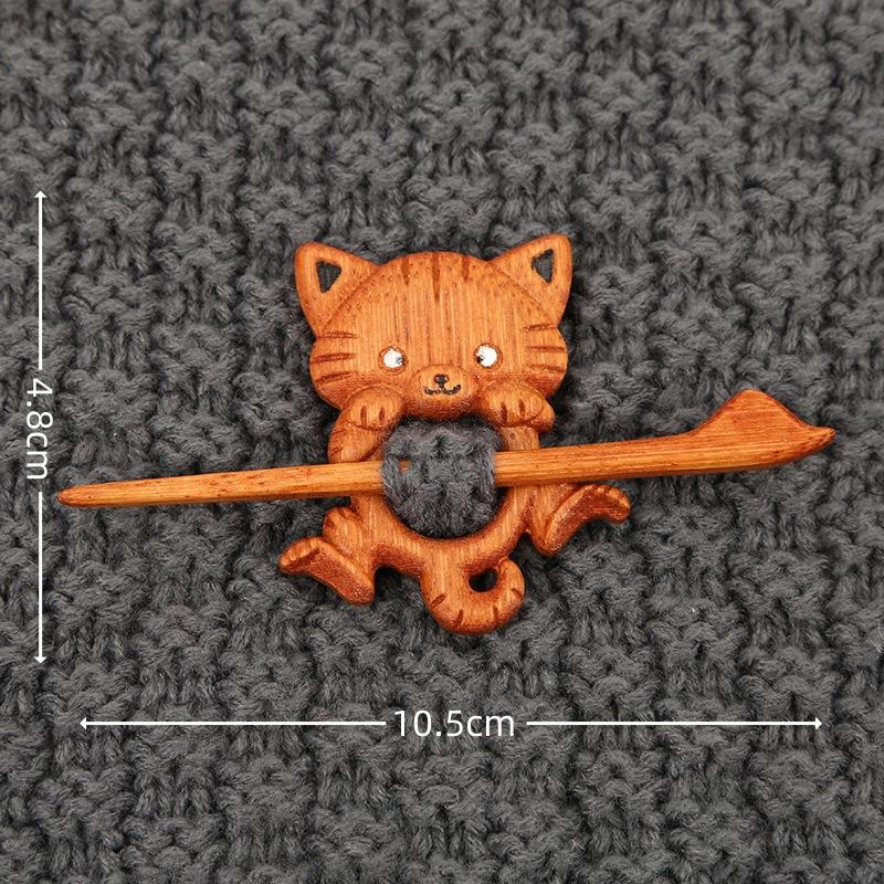 

Wooden animal brooch cute gift autumn and winter knitted sweater scarf fixed decorative pin buckle