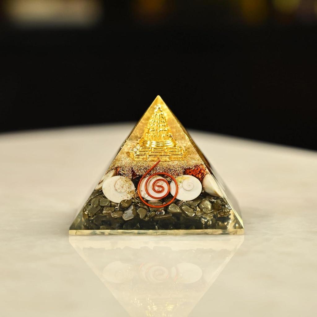 Geldmagnet Pyrit Pyramide für Vastu, Zuhause & Büro | Original Pyrit Stein mit Rudraksha, Gomati Chakra & Shri Yantra