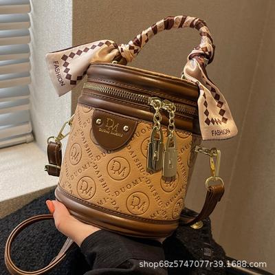 High-end Texture Small Bag Women's Spring and Summer 2025 New Niche Design Crossbody Bag Explosive Women's Handheld Bucket Bag