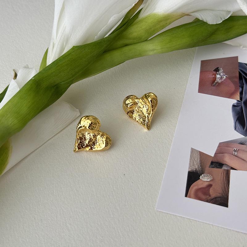 

Серьги-пусеты «Сердце из расплавленной лавы» - Винтажный неровный металлический дизайн в форме сердца для женщин, Коллекция Осень/Зима.