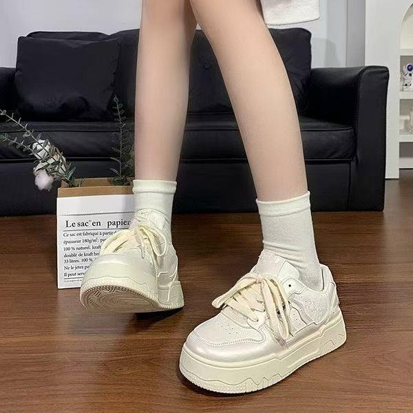 Thick-soled spring and autumn new models increase height, simple and breathable casual board shoes, sports tide flat bottom