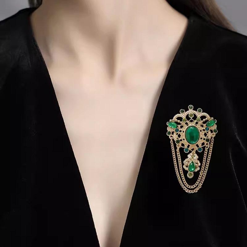 Retro Emerald Tassel Brooch for Women, High-end and Elegant, Gong Yanfeng Brooch